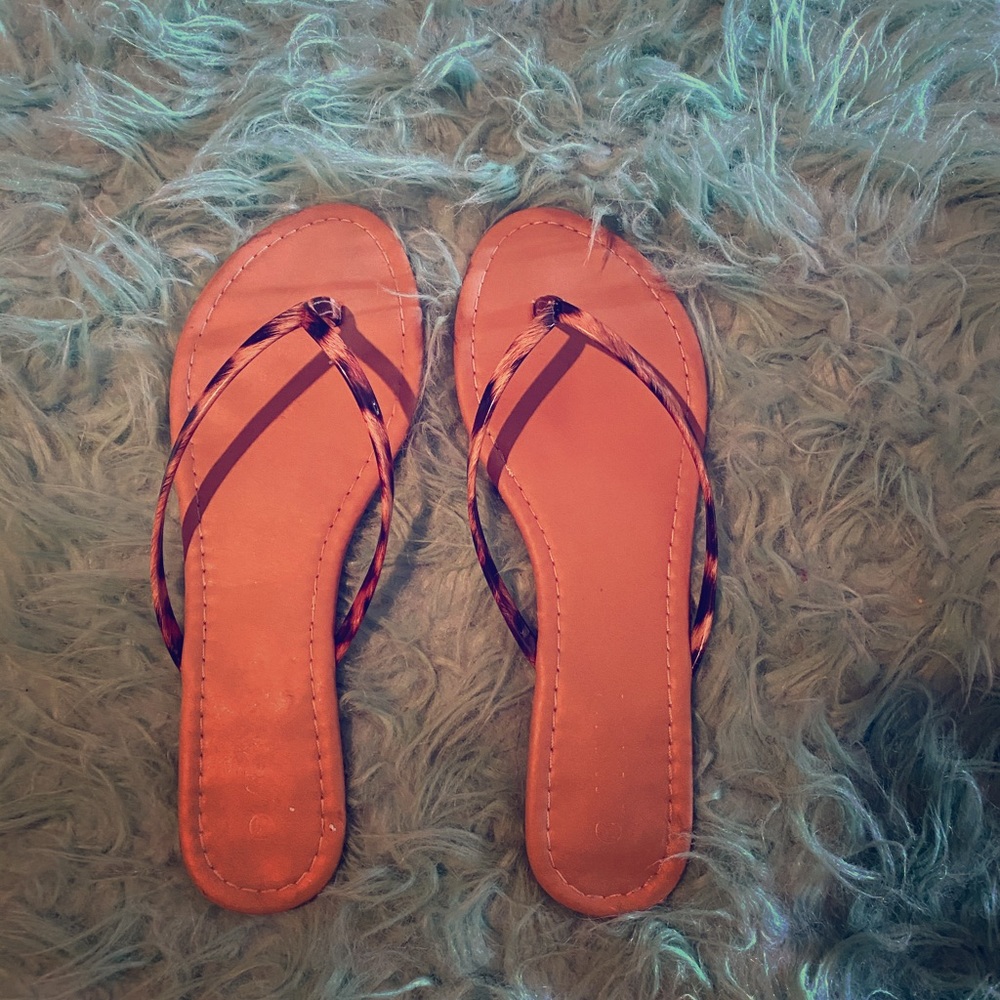 Casual flip flops w a little animal print